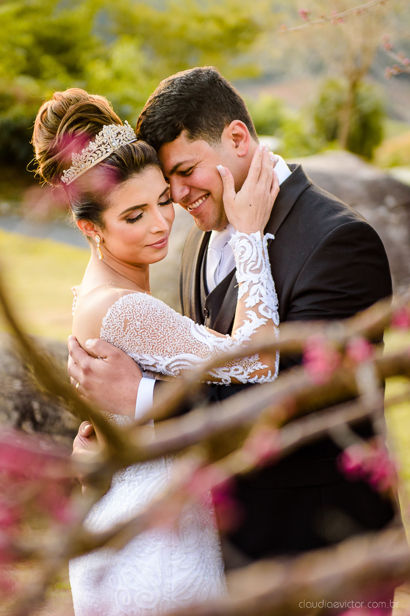 Lindo casamento ao ar livre na chacara flora em serra feito por fotógrafos de casamento de vila velha fotógrafos de casamento de vitória espirito santo es com noivo noiva buquê e vestido de noiva carmelita e por do sol com ensaio pos wedding em pedra azul