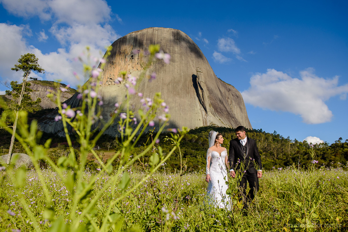 Lindo casamento ao ar livre na chacara flora em serra feito por fotógrafos de casamento de vila velha fotógrafos de casamento de vitória espirito santo es com noivo noiva buquê e vestido de noiva carmelita e por do sol com ensaio pos wedding em pedra azul