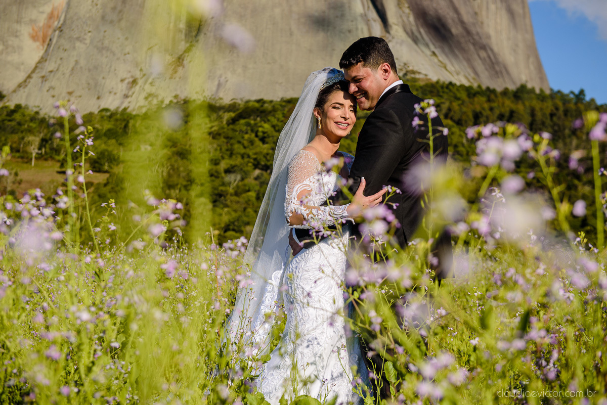 Lindo casamento ao ar livre na chacara flora em serra feito por fotógrafos de casamento de vila velha fotógrafos de casamento de vitória espirito santo es com noivo noiva buquê e vestido de noiva carmelita e por do sol com ensaio pos wedding em pedra azul