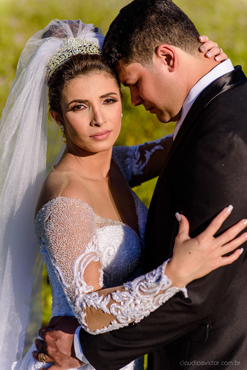 Lindo casamento ao ar livre na chacara flora em serra feito por fotógrafos de casamento de vila velha fotógrafos de casamento de vitória espirito santo es com noivo noiva buquê e vestido de noiva carmelita e por do sol com ensaio pos wedding em pedra azul