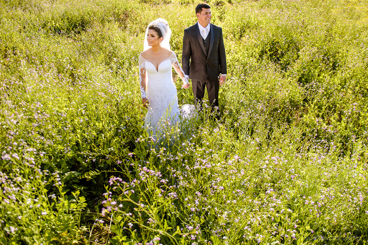 Lindo casamento ao ar livre na chacara flora em serra feito por fotógrafos de casamento de vila velha fotógrafos de casamento de vitória espirito santo es com noivo noiva buquê e vestido de noiva carmelita e por do sol com ensaio pos wedding em pedra azul