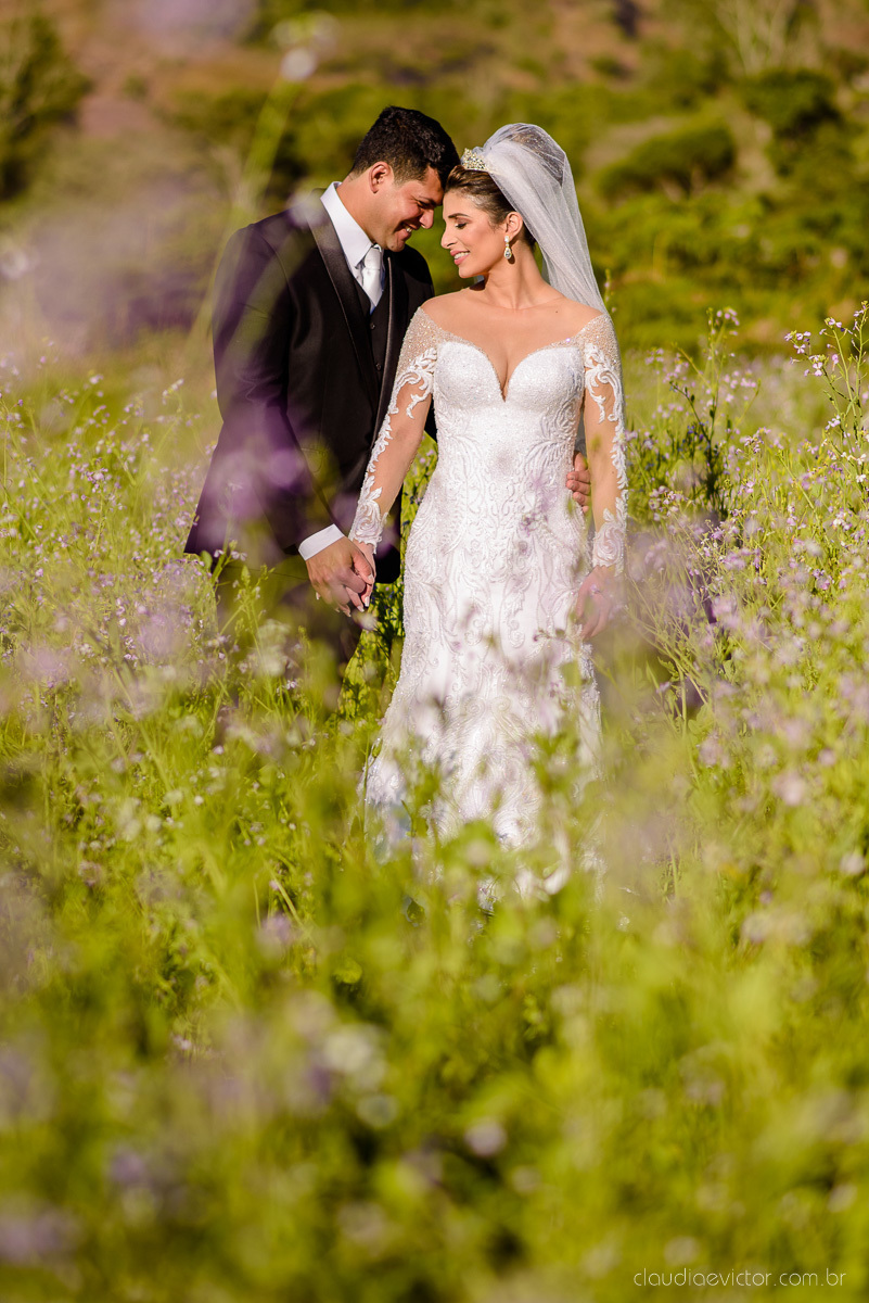 Lindo casamento ao ar livre na chacara flora em serra feito por fotógrafos de casamento de vila velha fotógrafos de casamento de vitória espirito santo es com noivo noiva buquê e vestido de noiva carmelita e por do sol com ensaio pos wedding em pedra azul