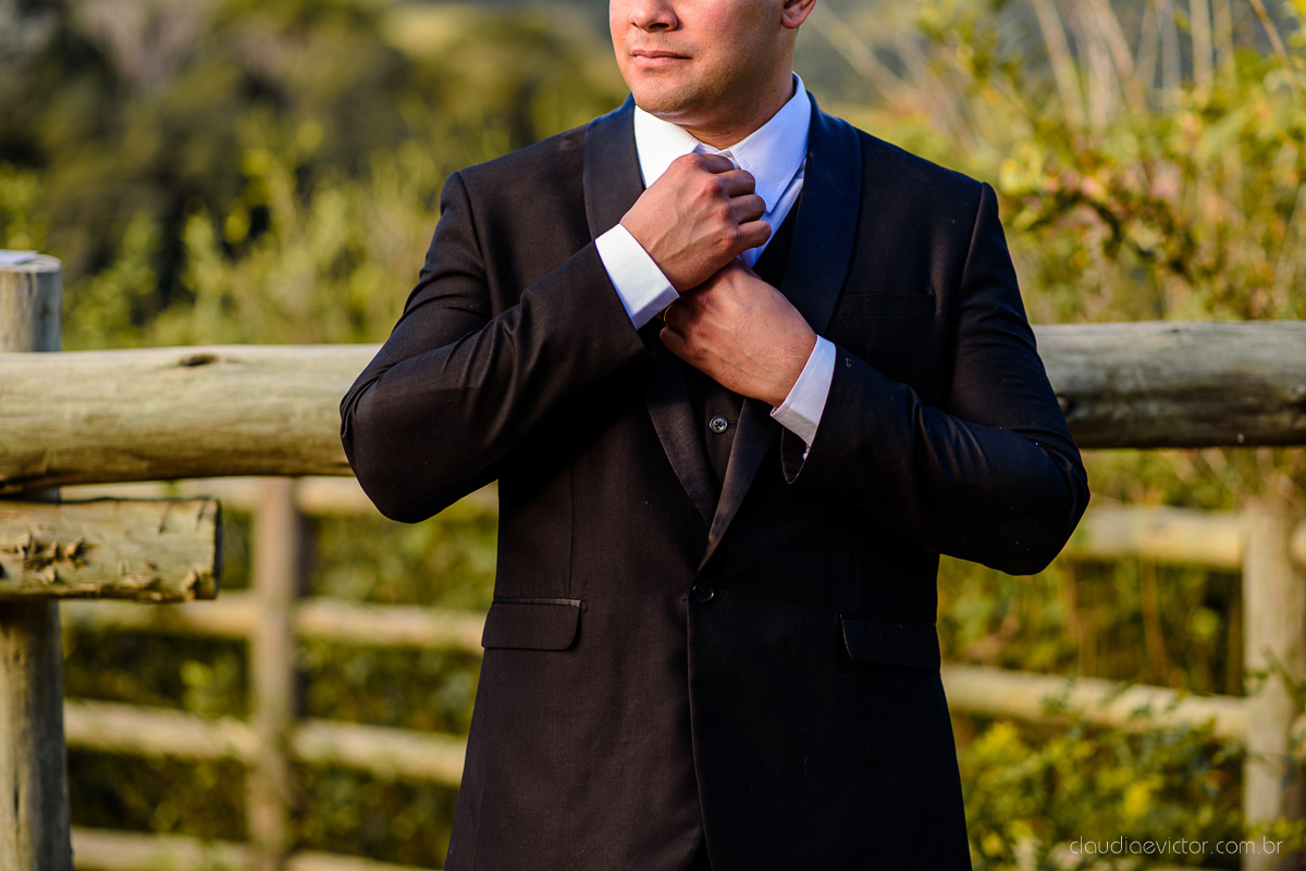 Lindo casamento ao ar livre na chacara flora em serra feito por fotógrafos de casamento de vila velha fotógrafos de casamento de vitória espirito santo es com noivo noiva buquê e vestido de noiva carmelita e por do sol com ensaio pos wedding em pedra azul