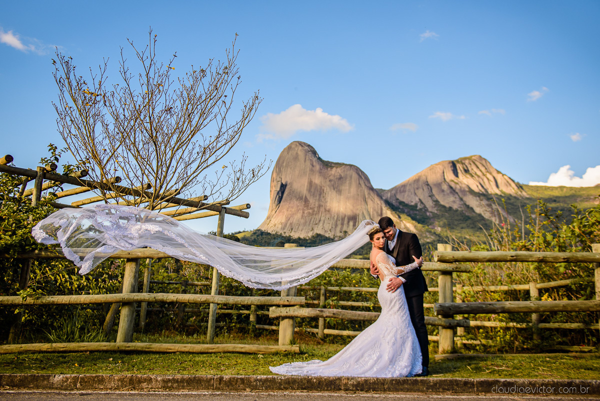 Lindo casamento ao ar livre na chacara flora em serra feito por fotógrafos de casamento de vila velha fotógrafos de casamento de vitória espirito santo es com noivo noiva buquê e vestido de noiva carmelita e por do sol com ensaio pos wedding em pedra azul