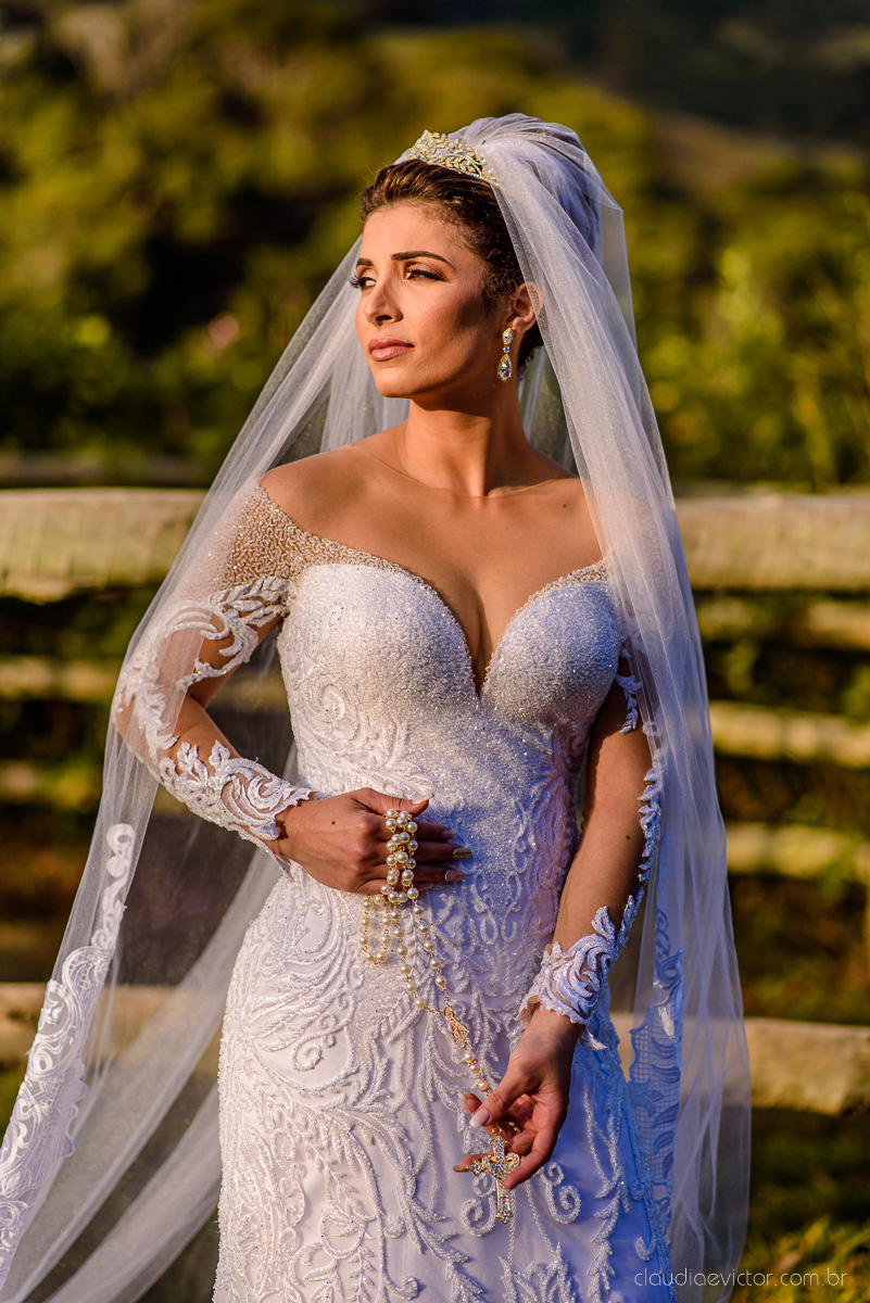 Lindo casamento ao ar livre na chacara flora em serra feito por fotógrafos de casamento de vila velha fotógrafos de casamento de vitória espirito santo es com noivo noiva buquê e vestido de noiva carmelita e por do sol com ensaio pos wedding em pedra azul