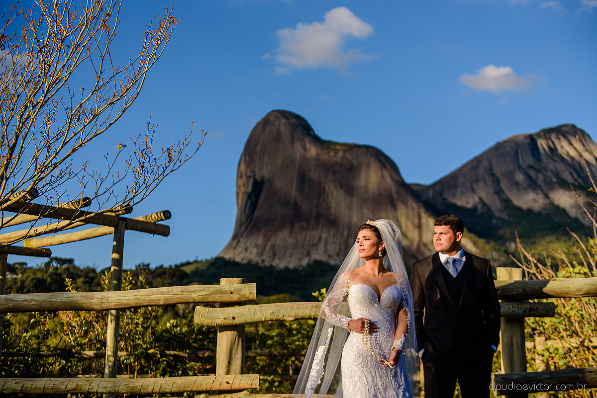 Lindo casamento ao ar livre na chacara flora em serra feito por fotógrafos de casamento de vila velha fotógrafos de casamento de vitória espirito santo es com noivo noiva buquê e vestido de noiva carmelita e por do sol com ensaio pos wedding em pedra azul