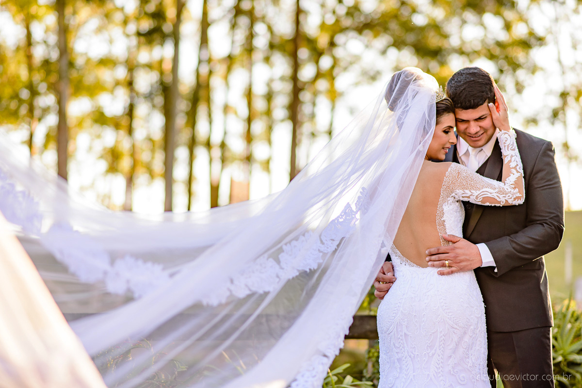 Lindo casamento ao ar livre na chacara flora em serra feito por fotógrafos de casamento de vila velha fotógrafos de casamento de vitória espirito santo es com noivo noiva buquê e vestido de noiva carmelita e por do sol com ensaio pos wedding em pedra azul