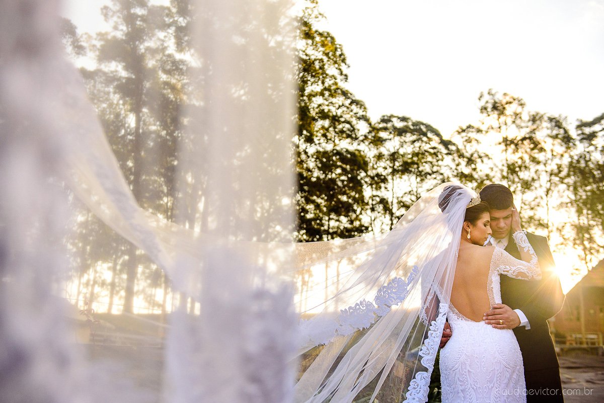 Lindo casamento ao ar livre na chacara flora em serra feito por fotógrafos de casamento de vila velha fotógrafos de casamento de vitória espirito santo es com noivo noiva buquê e vestido de noiva carmelita e por do sol com ensaio pos wedding em pedra azul