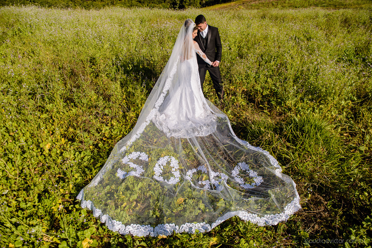 Lindo casamento ao ar livre na chacara flora em serra feito por fotógrafos de casamento de vila velha fotógrafos de casamento de vitória espirito santo es com noivo noiva buquê e vestido de noiva carmelita e por do sol com ensaio pos wedding em pedra azul