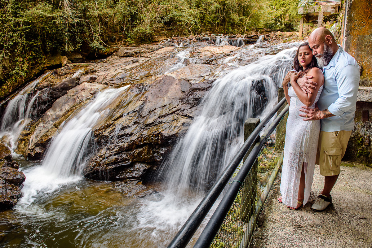 Lindo ensaio de casal feito por fotógrafos de casamento de vila velha fotógrafos de casamento de vitória fotógrafos de casamento de serra espirito santo es com noivo noiva cachoeira de Matilde e pousada águas de pinon