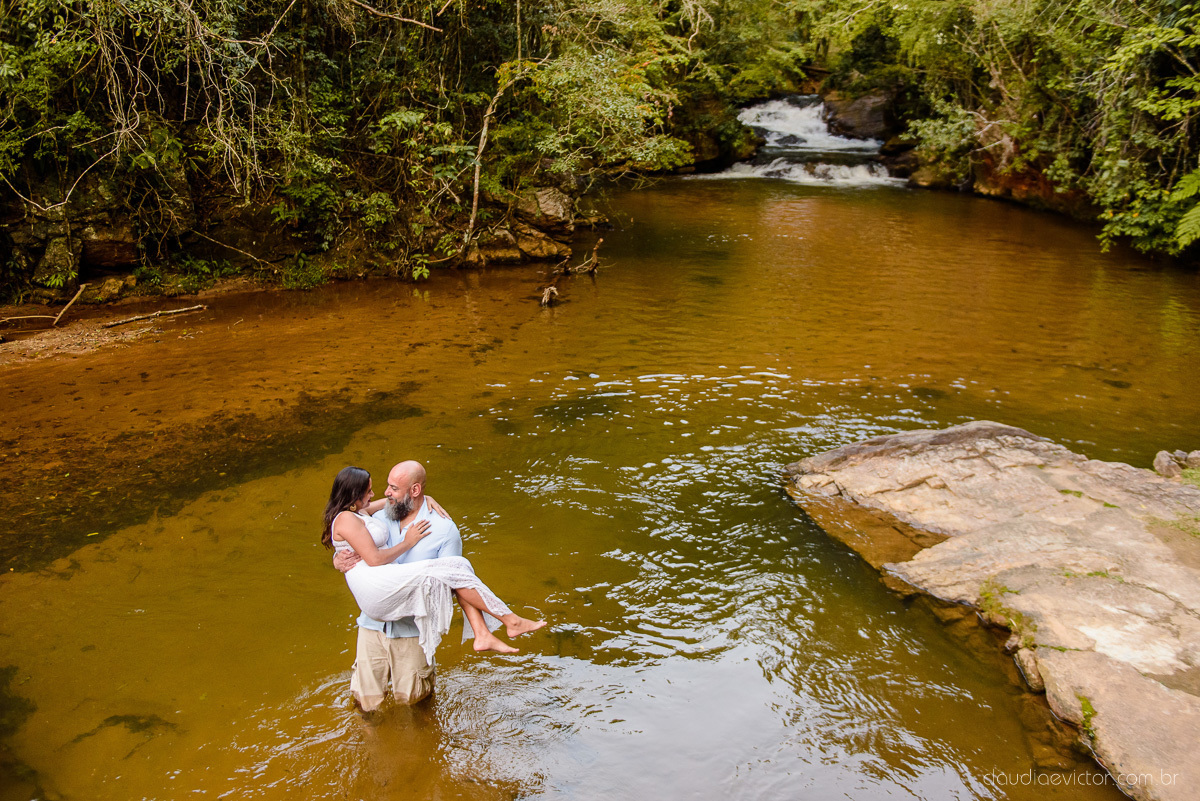 Lindo ensaio de casal feito por fotógrafos de casamento de vila velha fotógrafos de casamento de vitória fotógrafos de casamento de serra espirito santo es com noivo noiva cachoeira de Matilde e pousada águas de pinon