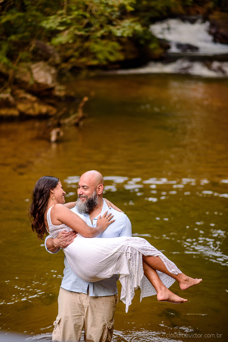 Lindo ensaio de casal feito por fotógrafos de casamento de vila velha fotógrafos de casamento de vitória fotógrafos de casamento de serra espirito santo es com noivo noiva cachoeira de Matilde e pousada águas de pinon