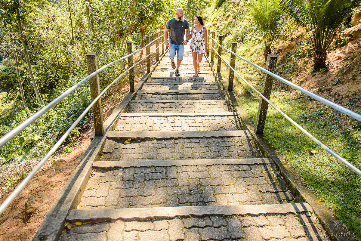 Lindo ensaio de casal feito por fotógrafos de casamento de vila velha fotógrafos de casamento de vitória fotógrafos de casamento de serra espirito santo es com noivo noiva cachoeira de Matilde e pousada águas de pinon