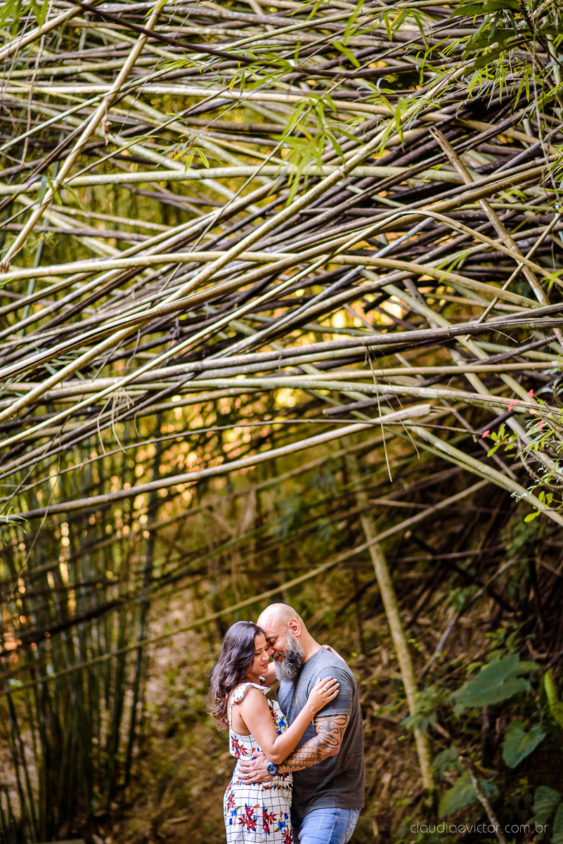 Lindo ensaio de casal feito por fotógrafos de casamento de vila velha fotógrafos de casamento de vitória fotógrafos de casamento de serra espirito santo es com noivo noiva cachoeira de Matilde e pousada águas de pinon
