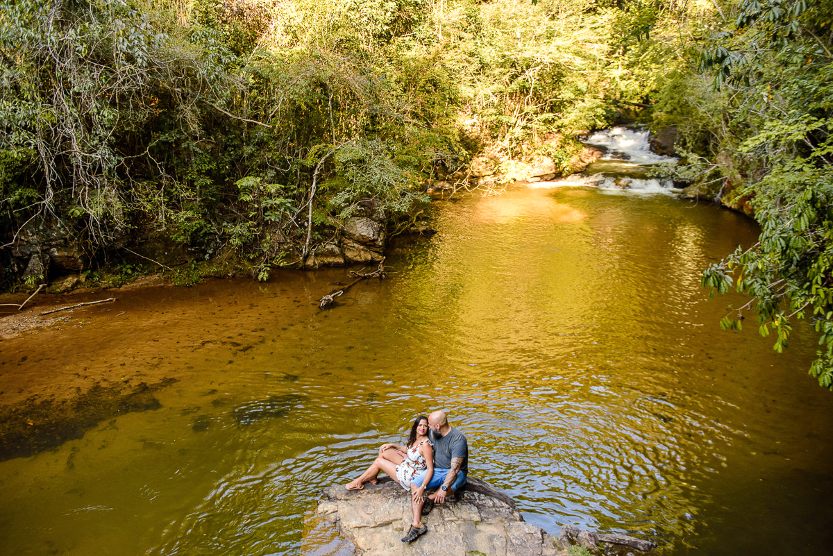 Lindo ensaio de casal feito por fotógrafos de casamento de vila velha fotógrafos de casamento de vitória fotógrafos de casamento de serra espirito santo es com noivo noiva cachoeira de Matilde e pousada águas de pinon