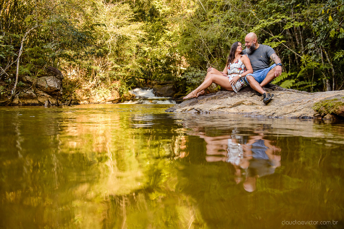 Lindo ensaio de casal feito por fotógrafos de casamento de vila velha fotógrafos de casamento de vitória fotógrafos de casamento de serra espirito santo es com noivo noiva cachoeira de Matilde e pousada águas de pinon