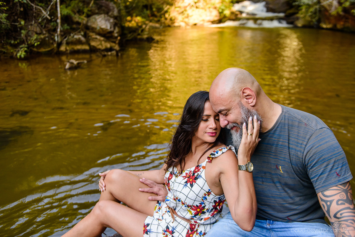 Lindo ensaio de casal feito por fotógrafos de casamento de vila velha fotógrafos de casamento de vitória fotógrafos de casamento de serra espirito santo es com noivo noiva cachoeira de Matilde e pousada águas de pinon