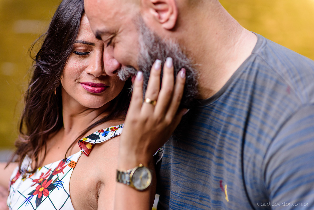 Lindo ensaio de casal feito por fotógrafos de casamento de vila velha fotógrafos de casamento de vitória fotógrafos de casamento de serra espirito santo es com noivo noiva cachoeira de Matilde e pousada águas de pinon