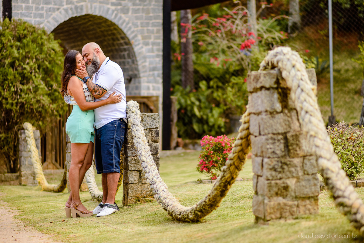Lindo ensaio de casal feito por fotógrafos de casamento de vila velha fotógrafos de casamento de vitória fotógrafos de casamento de serra espirito santo es com noivo noiva cachoeira de Matilde e pousada águas de pinon