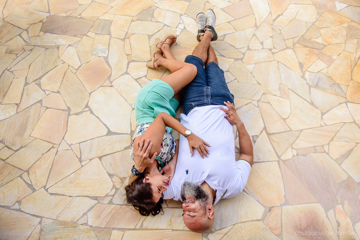 Lindo ensaio de casal feito por fotógrafos de casamento de vila velha fotógrafos de casamento de vitória fotógrafos de casamento de serra espirito santo es com noivo noiva cachoeira de Matilde e pousada águas de pinon