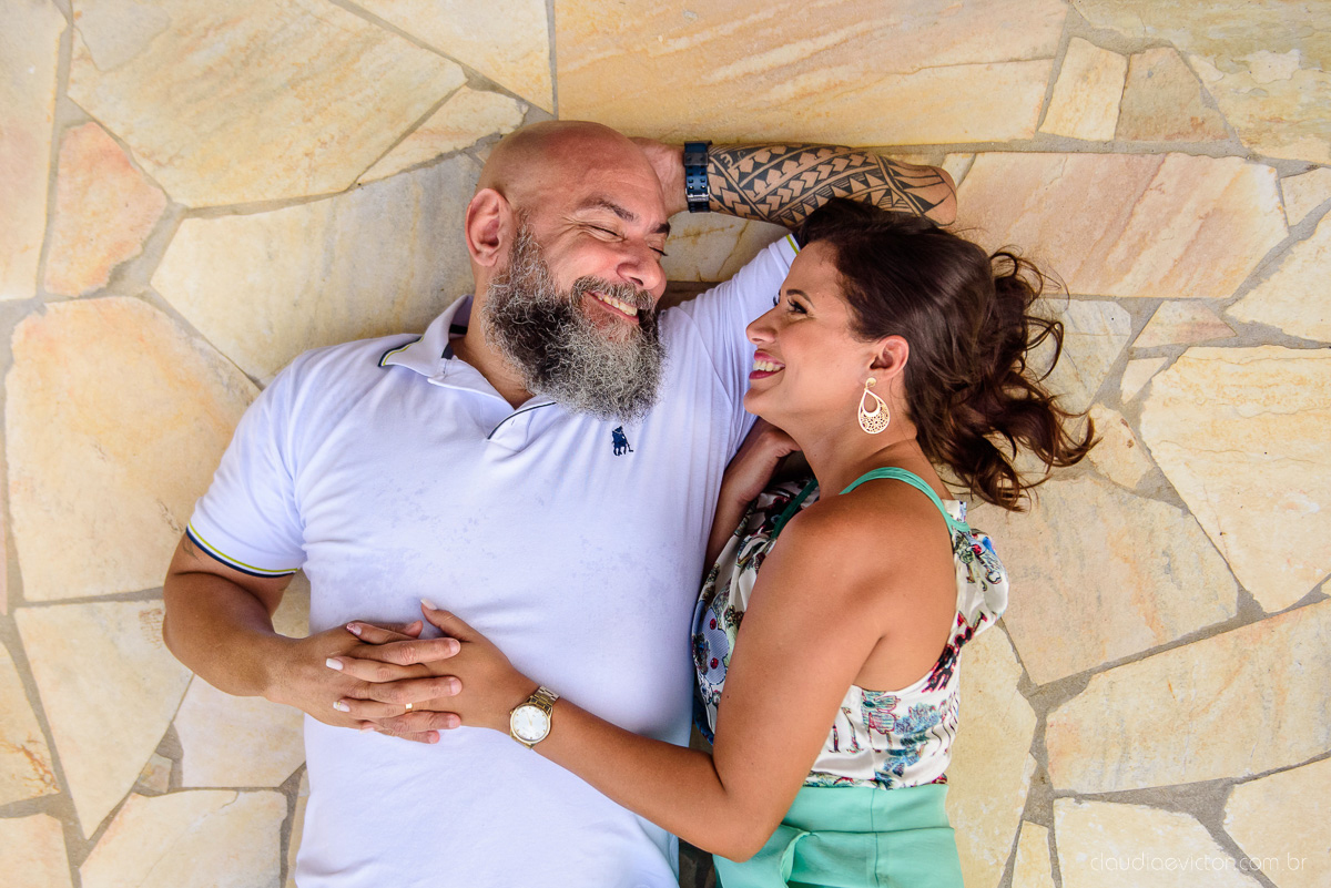 Lindo ensaio de casal feito por fotógrafos de casamento de vila velha fotógrafos de casamento de vitória fotógrafos de casamento de serra espirito santo es com noivo noiva cachoeira de Matilde e pousada águas de pinon