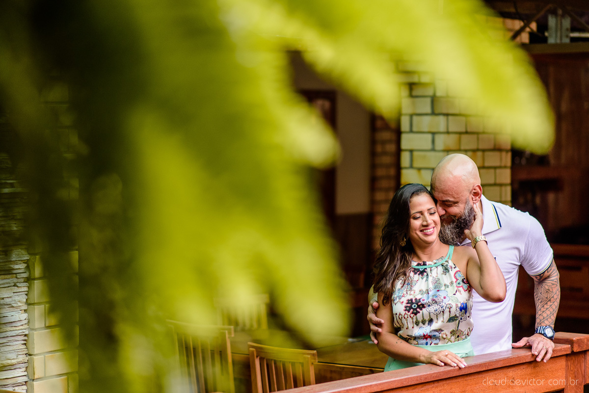 Lindo ensaio de casal feito por fotógrafos de casamento de vila velha fotógrafos de casamento de vitória fotógrafos de casamento de serra espirito santo es com noivo noiva cachoeira de Matilde e pousada águas de pinon