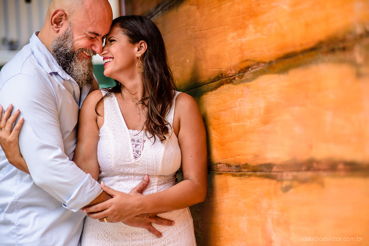 Lindo ensaio de casal feito por fotógrafos de casamento de vila velha fotógrafos de casamento de vitória fotógrafos de casamento de serra espirito santo es com noivo noiva cachoeira de Matilde e pousada águas de pinon