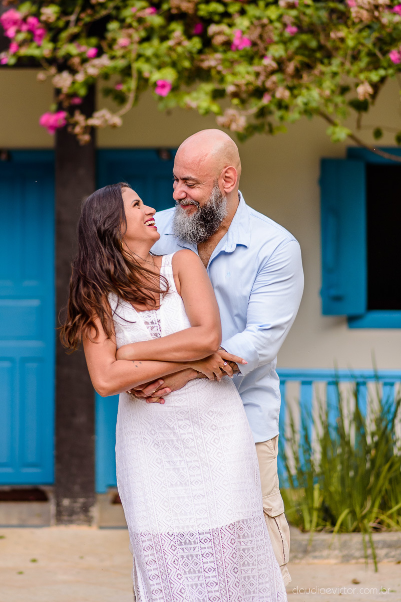 Lindo ensaio de casal feito por fotógrafos de casamento de vila velha fotógrafos de casamento de vitória fotógrafos de casamento de serra espirito santo es com noivo noiva cachoeira de Matilde e pousada águas de pinon