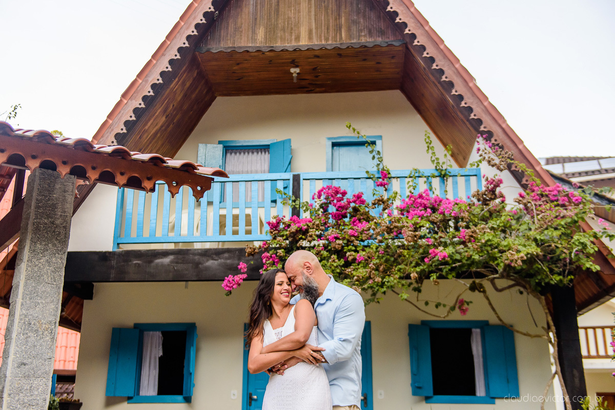 Lindo ensaio de casal feito por fotógrafos de casamento de vila velha fotógrafos de casamento de vitória fotógrafos de casamento de serra espirito santo es com noivo noiva cachoeira de Matilde e pousada águas de pinon