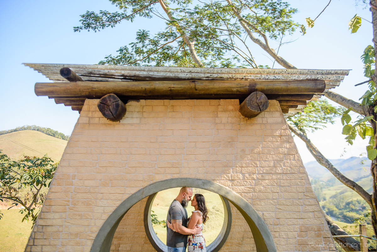 Lindo ensaio de casal feito por fotógrafos de casamento de vila velha fotógrafos de casamento de vitória fotógrafos de casamento de serra espirito santo es com noivo noiva cachoeira de Matilde e pousada águas de pinon