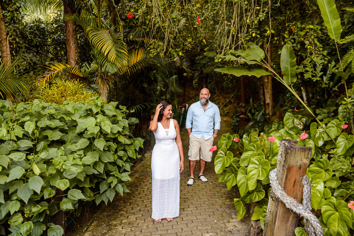 Lindo ensaio de casal feito por fotógrafos de casamento de vila velha fotógrafos de casamento de vitória fotógrafos de casamento de serra espirito santo es com noivo noiva cachoeira de Matilde e pousada águas de pinon