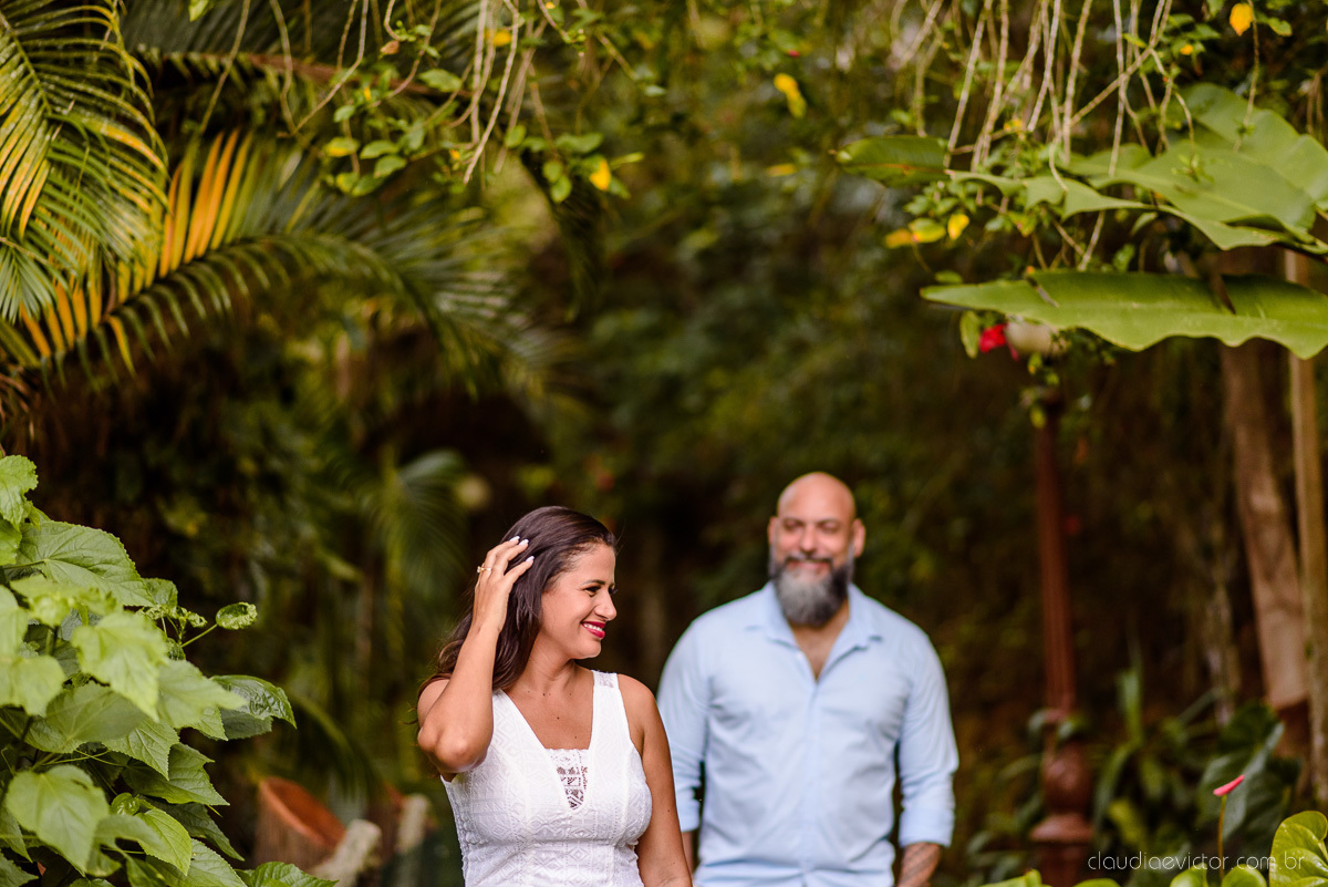 Lindo ensaio de casal feito por fotógrafos de casamento de vila velha fotógrafos de casamento de vitória fotógrafos de casamento de serra espirito santo es com noivo noiva cachoeira de Matilde e pousada águas de pinon