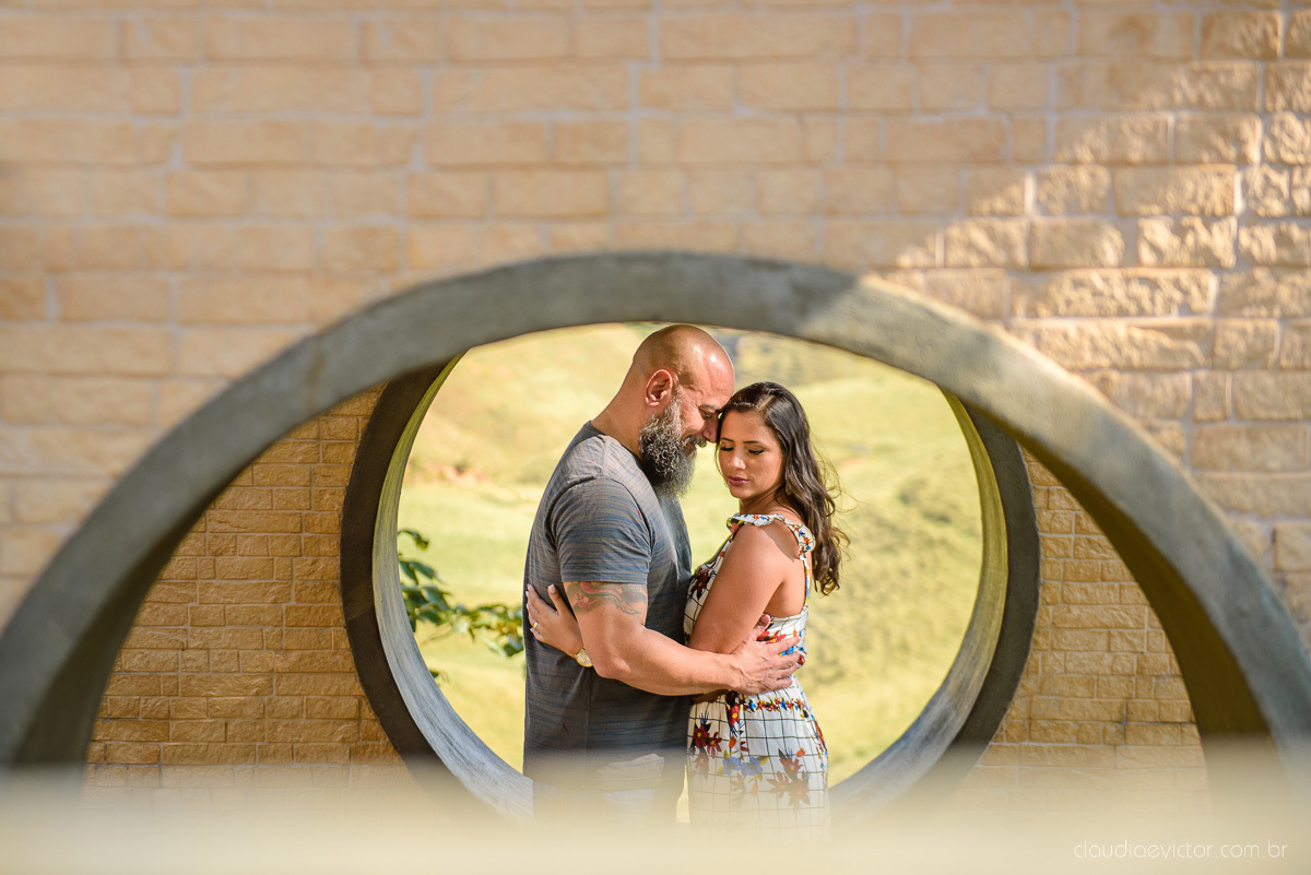 Lindo ensaio de casal feito por fotógrafos de casamento de vila velha fotógrafos de casamento de vitória fotógrafos de casamento de serra espirito santo es com noivo noiva cachoeira de Matilde e pousada águas de pinon