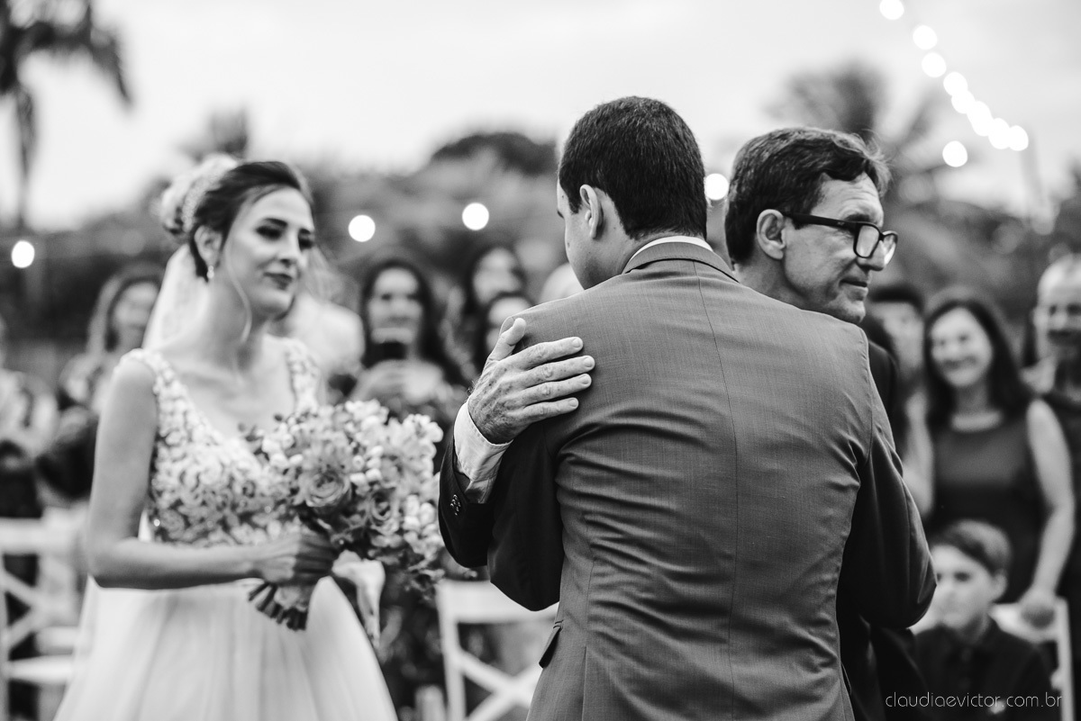 Lindo casamento realizado na chácara flora ao ar livre e no fim de tarde por fotógrafos de casamento vila velha fotógrafos de casamento vitória esp santo es com noivo noiva e fotos externas pos wedding em Pedra Azul nas cerejeiras da pousada Monte Verde