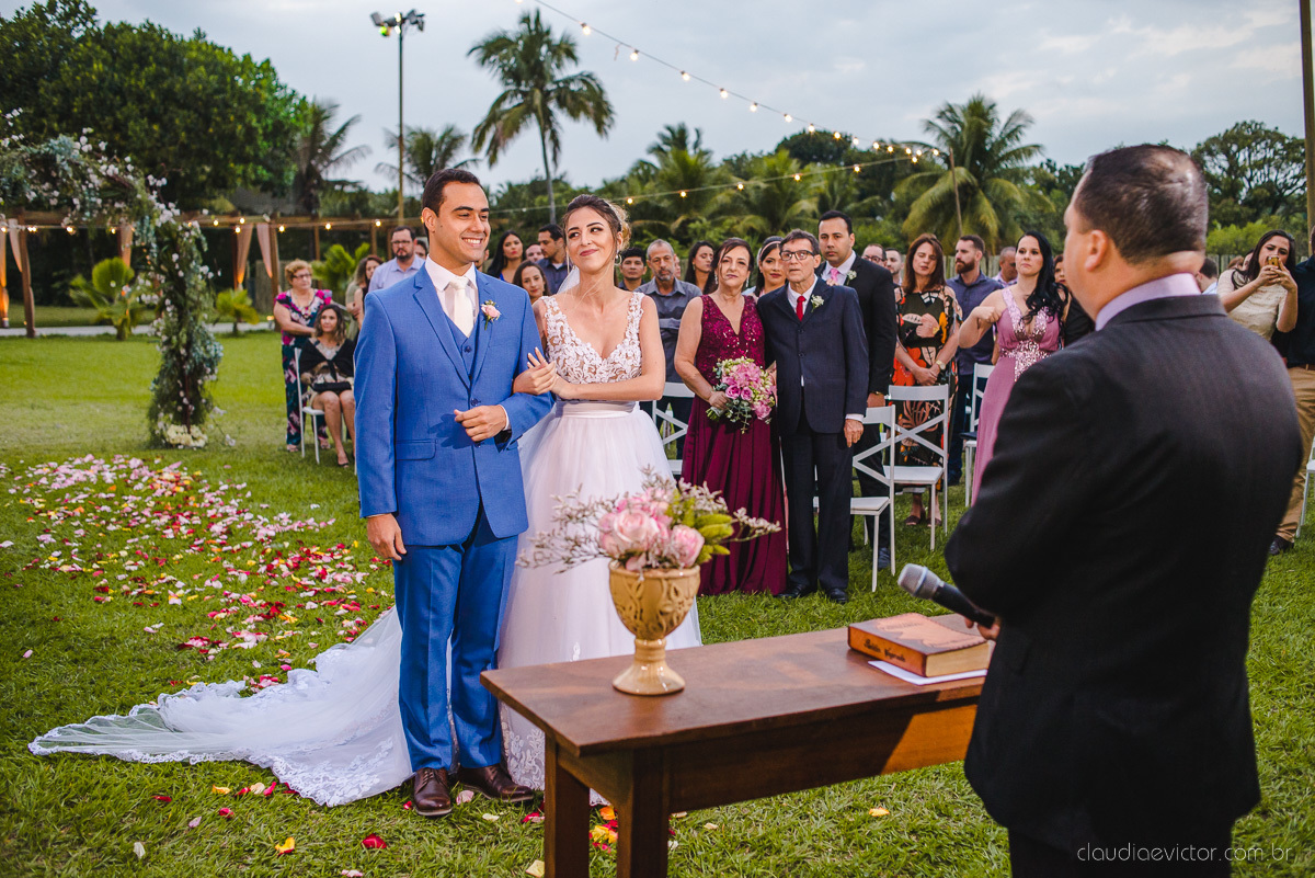 Lindo casamento realizado na chácara flora ao ar livre e no fim de tarde por fotógrafos de casamento vila velha fotógrafos de casamento vitória esp santo es com noivo noiva e fotos externas pos wedding em Pedra Azul nas cerejeiras da pousada Monte Verde