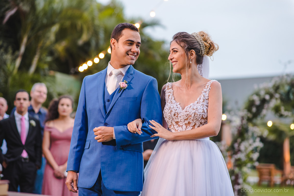 Lindo casamento realizado na chácara flora ao ar livre e no fim de tarde por fotógrafos de casamento vila velha fotógrafos de casamento vitória esp santo es com noivo noiva e fotos externas pos wedding em Pedra Azul nas cerejeiras da pousada Monte Verde