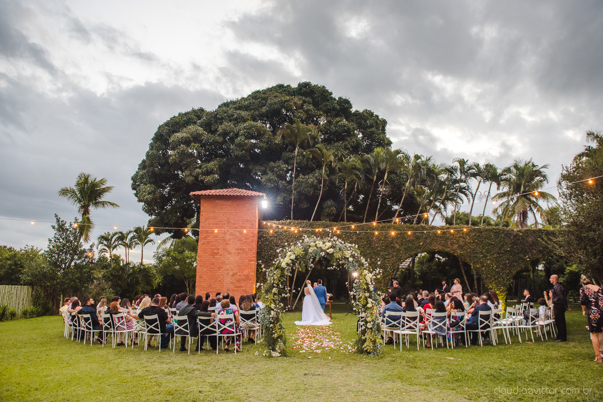Lindo casamento realizado na chácara flora ao ar livre e no fim de tarde por fotógrafos de casamento vila velha fotógrafos de casamento vitória esp santo es com noivo noiva e fotos externas pos wedding em Pedra Azul nas cerejeiras da pousada Monte Verde