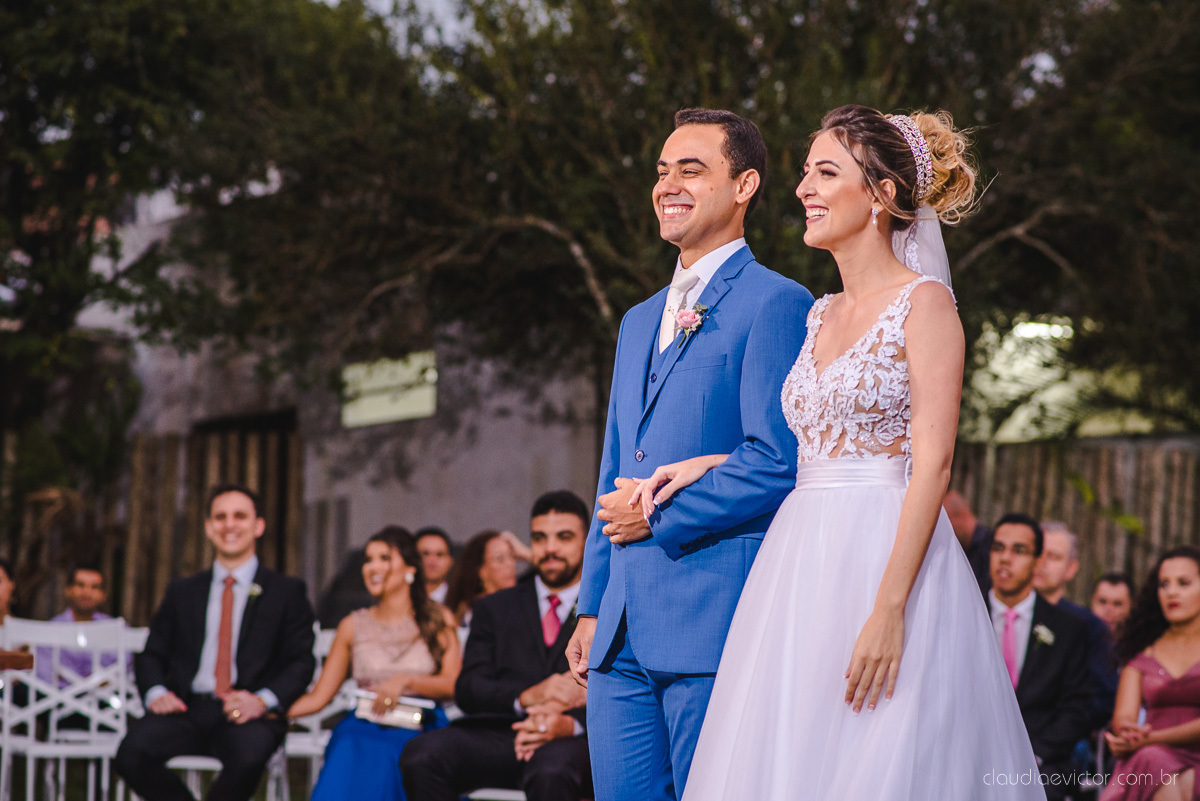 Lindo casamento realizado na chácara flora ao ar livre e no fim de tarde por fotógrafos de casamento vila velha fotógrafos de casamento vitória esp santo es com noivo noiva e fotos externas pos wedding em Pedra Azul nas cerejeiras da pousada Monte Verde