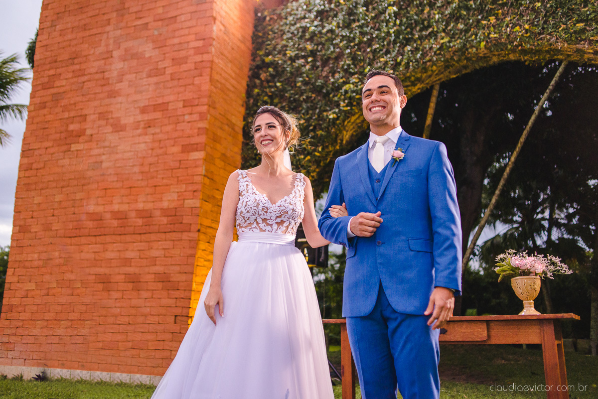 Lindo casamento realizado na chácara flora ao ar livre e no fim de tarde por fotógrafos de casamento vila velha fotógrafos de casamento vitória esp santo es com noivo noiva e fotos externas pos wedding em Pedra Azul nas cerejeiras da pousada Monte Verde