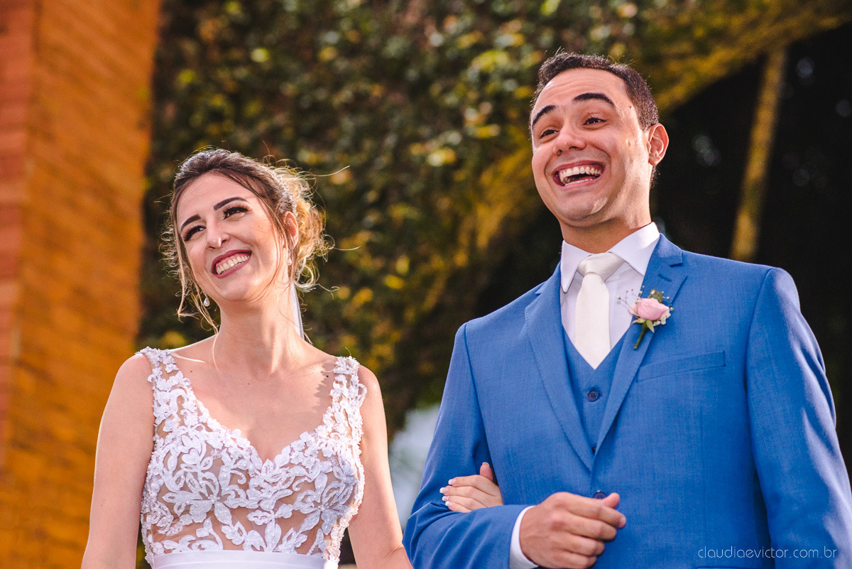 Lindo casamento realizado na chácara flora ao ar livre e no fim de tarde por fotógrafos de casamento vila velha fotógrafos de casamento vitória esp santo es com noivo noiva e fotos externas pos wedding em Pedra Azul nas cerejeiras da pousada Monte Verde