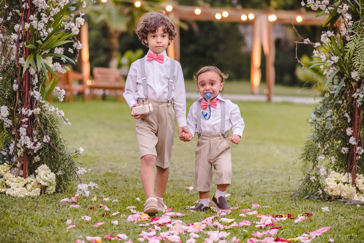 Lindo casamento realizado na chácara flora ao ar livre e no fim de tarde por fotógrafos de casamento vila velha fotógrafos de casamento vitória esp santo es com noivo noiva e fotos externas pos wedding em Pedra Azul nas cerejeiras da pousada Monte Verde