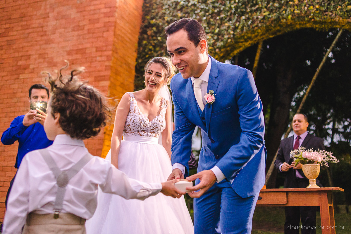 Lindo casamento realizado na chácara flora ao ar livre e no fim de tarde por fotógrafos de casamento vila velha fotógrafos de casamento vitória esp santo es com noivo noiva e fotos externas pos wedding em Pedra Azul nas cerejeiras da pousada Monte Verde