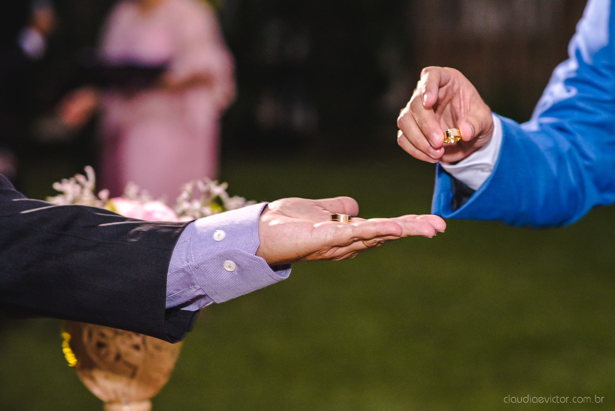 Lindo casamento realizado na chácara flora ao ar livre e no fim de tarde por fotógrafos de casamento vila velha fotógrafos de casamento vitória esp santo es com noivo noiva e fotos externas pos wedding em Pedra Azul nas cerejeiras da pousada Monte Verde