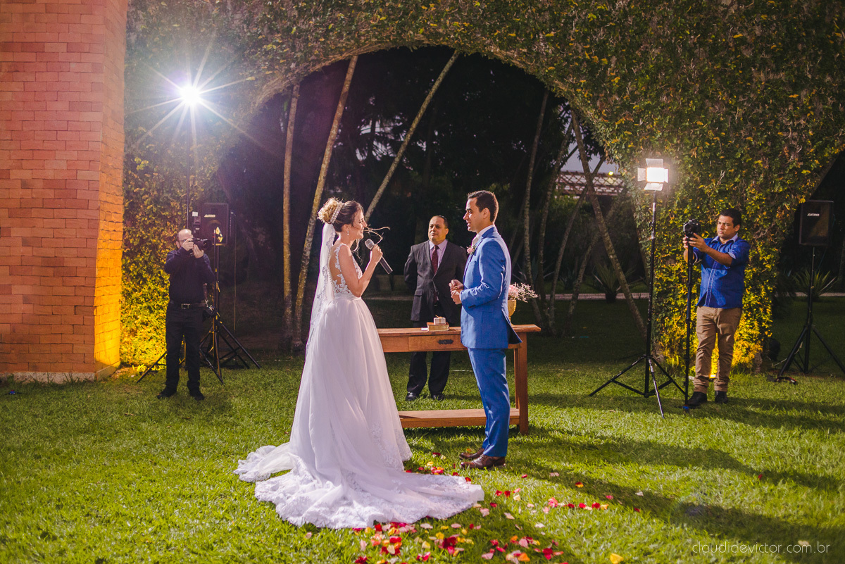 Lindo casamento realizado na chácara flora ao ar livre e no fim de tarde por fotógrafos de casamento vila velha fotógrafos de casamento vitória esp santo es com noivo noiva e fotos externas pos wedding em Pedra Azul nas cerejeiras da pousada Monte Verde