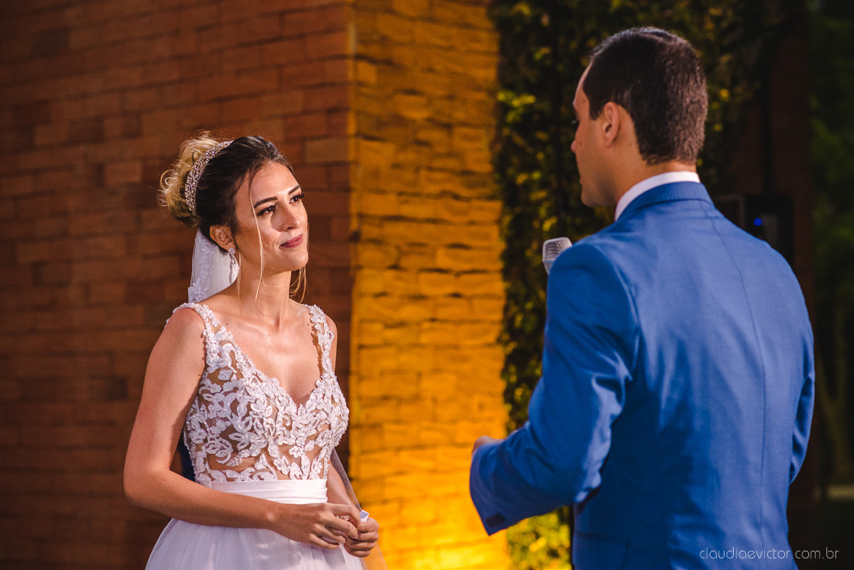 Lindo casamento realizado na chácara flora ao ar livre e no fim de tarde por fotógrafos de casamento vila velha fotógrafos de casamento vitória esp santo es com noivo noiva e fotos externas pos wedding em Pedra Azul nas cerejeiras da pousada Monte Verde