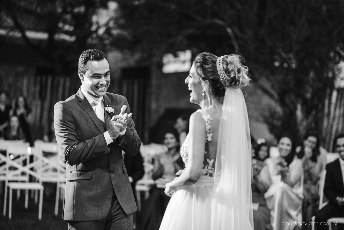 Lindo casamento realizado na chácara flora ao ar livre e no fim de tarde por fotógrafos de casamento vila velha fotógrafos de casamento vitória esp santo es com noivo noiva e fotos externas pos wedding em Pedra Azul nas cerejeiras da pousada Monte Verde