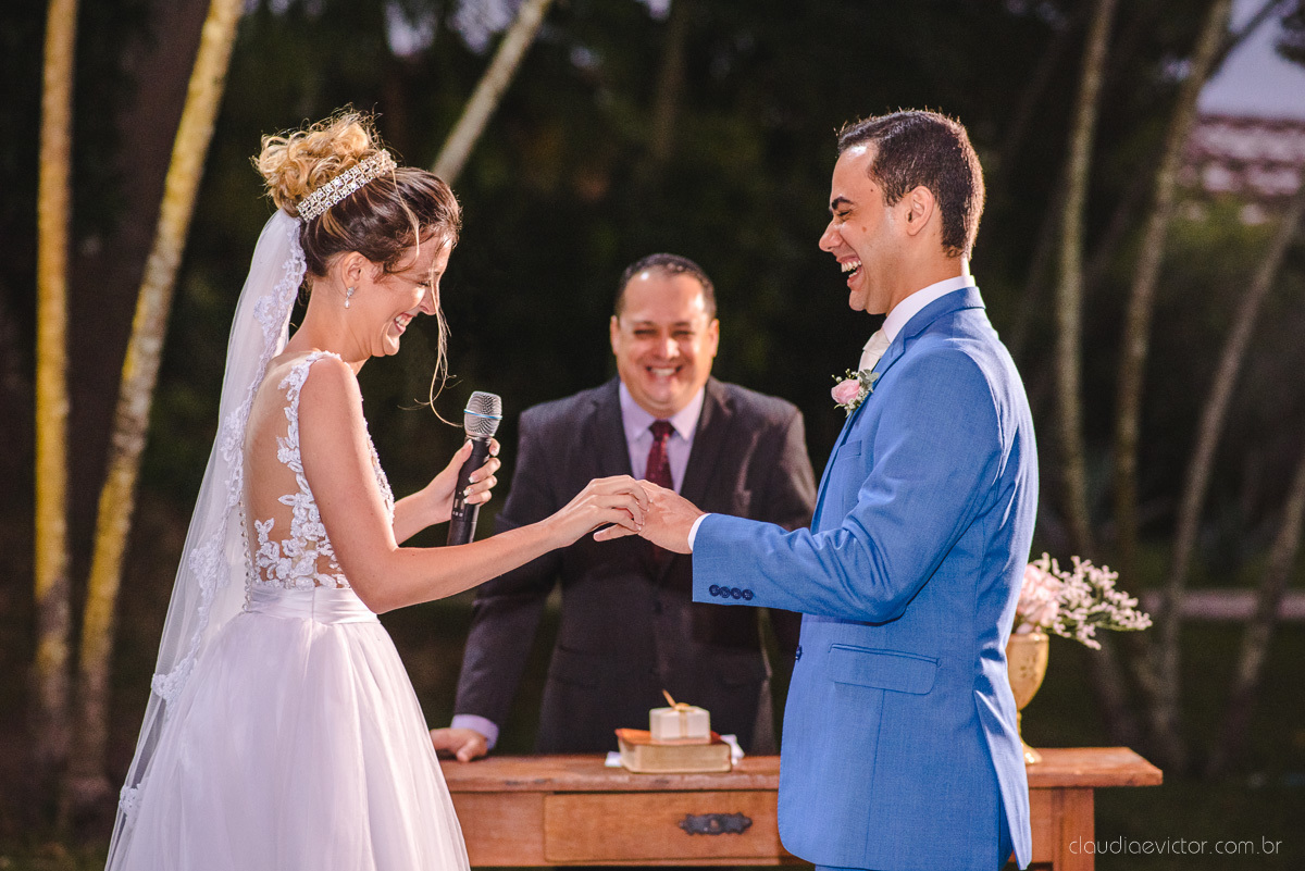 Lindo casamento realizado na chácara flora ao ar livre e no fim de tarde por fotógrafos de casamento vila velha fotógrafos de casamento vitória esp santo es com noivo noiva e fotos externas pos wedding em Pedra Azul nas cerejeiras da pousada Monte Verde