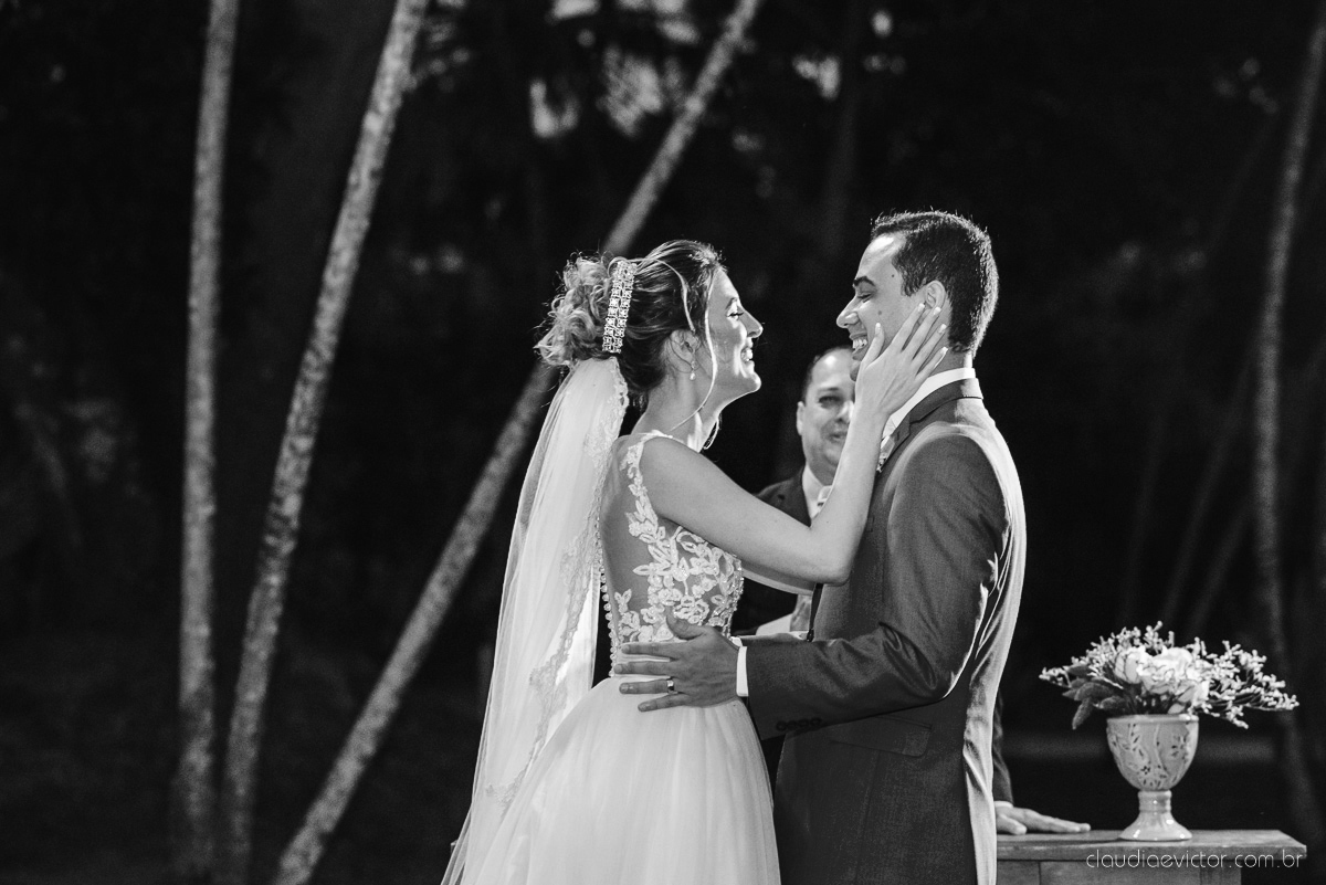 Lindo casamento realizado na chácara flora ao ar livre e no fim de tarde por fotógrafos de casamento vila velha fotógrafos de casamento vitória esp santo es com noivo noiva e fotos externas pos wedding em Pedra Azul nas cerejeiras da pousada Monte Verde