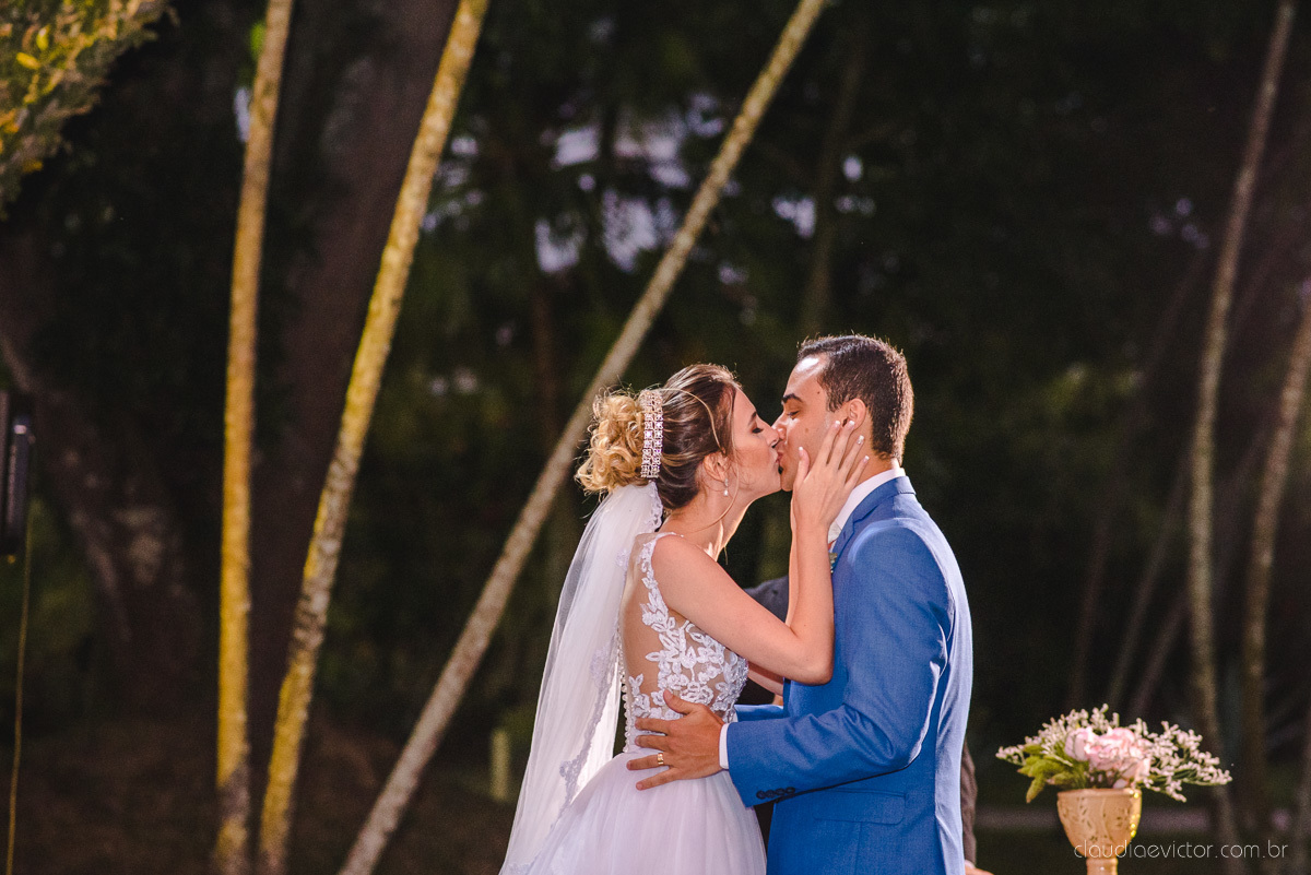 Lindo casamento realizado na chácara flora ao ar livre e no fim de tarde por fotógrafos de casamento vila velha fotógrafos de casamento vitória esp santo es com noivo noiva e fotos externas pos wedding em Pedra Azul nas cerejeiras da pousada Monte Verde