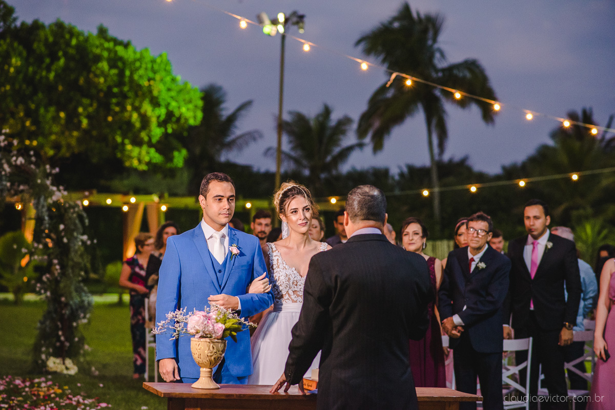 Lindo casamento realizado na chácara flora ao ar livre e no fim de tarde por fotógrafos de casamento vila velha fotógrafos de casamento vitória esp santo es com noivo noiva e fotos externas pos wedding em Pedra Azul nas cerejeiras da pousada Monte Verde